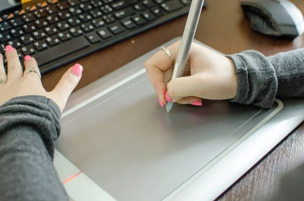 Mujer joven usando tableta gráfica — Foto de Stock