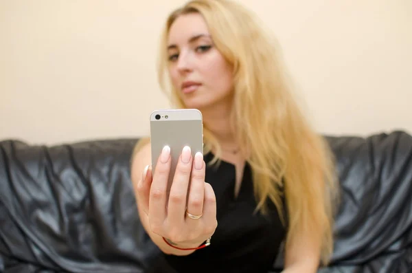 Νεαρή γυναίκα που κάνει selfie Royalty Free Φωτογραφίες Αρχείου