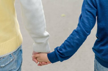 Genç adam genç kızla yürüyor