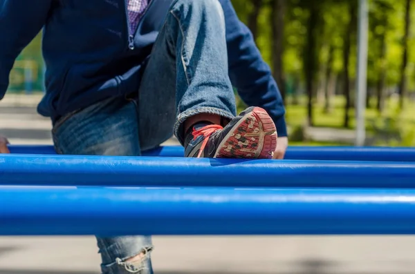 Teenager on the breams — Stock Photo, Image