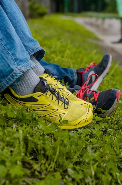 스포츠 신발 잔디에의 근접 촬영 — 스톡 사진