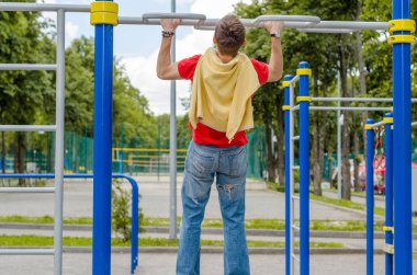 Barbun üzerinde genç adam