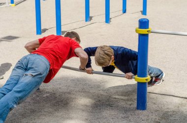 adam gönderme yapıyor ups genç kızla
