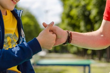 Genç adam genç ile oynuyor