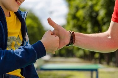 Genç adam genç ile oynuyor