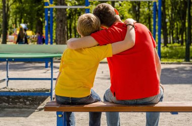 Genç adam genç kızla oturuyor