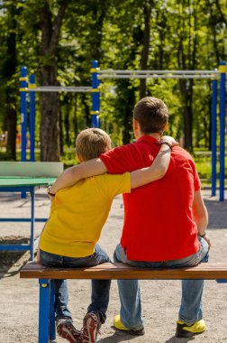 Genç adam genç kızla oturuyor