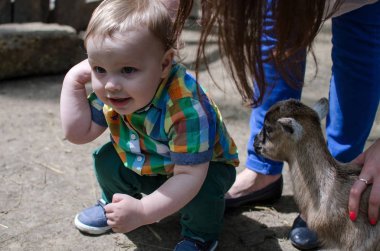 Genç anne küçük çocuğuyla birlikte yürüyor
