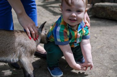 Genç anne küçük çocuğuyla birlikte yürüyor