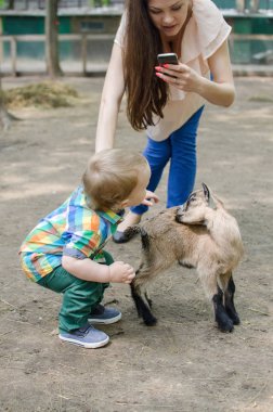 Genç anne küçük çocuğuyla birlikte yürüyor