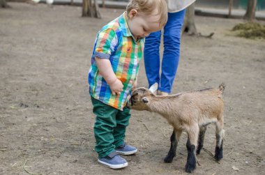 Genç anne küçük çocuğuyla birlikte yürüyor