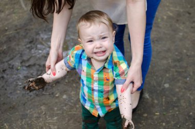 parkta kirli ellerle erkek bebek