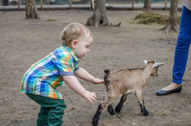 Genç anne küçük çocuğuyla birlikte yürüyor