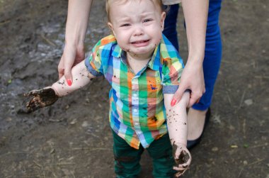 parkta kirli ellerle erkek bebek