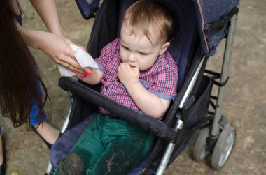 Genç anne küçük çocuğuyla birlikte yürüyor