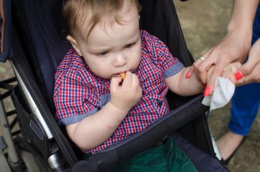 Genç anne küçük çocuğuyla birlikte yürüyor