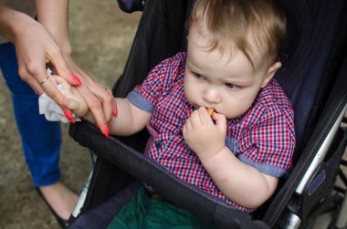 Genç anne küçük çocuğuyla birlikte yürüyor