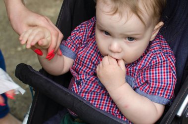 Genç anne küçük çocuğuyla birlikte yürüyor