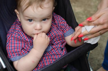 Genç anne küçük çocuğuyla birlikte yürüyor