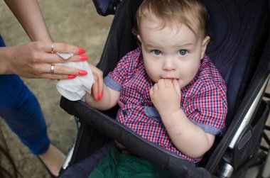 Genç anne küçük çocuğuyla birlikte yürüyor