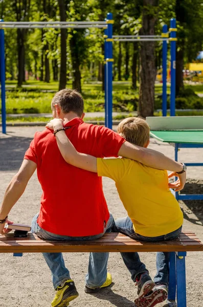 Genç adam genç kızla oturuyor