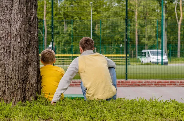 Joven hombre está viendo el juego con el adolescente — Foto de Stock