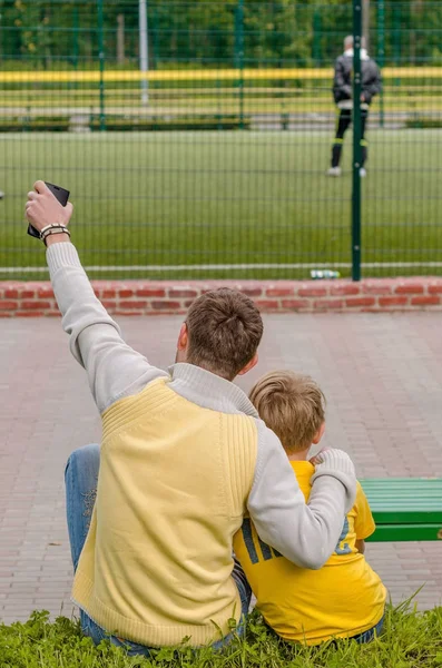 Joven hombre está viendo el juego con el adolescente — Foto de Stock