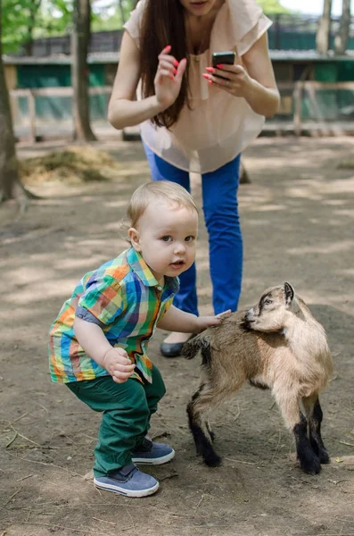 Genç anne küçük çocuğuyla birlikte yürüyor