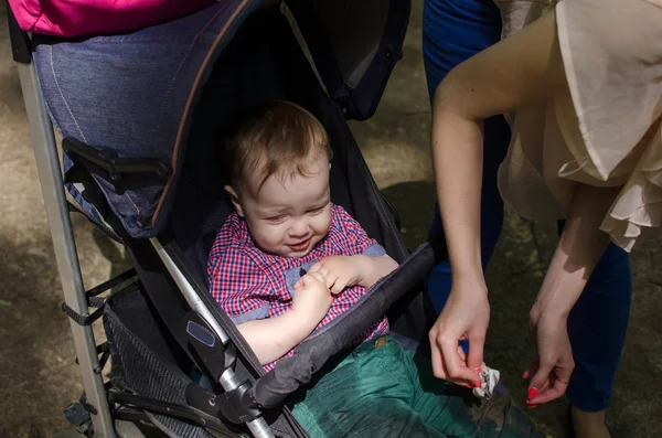 Genç anne küçük çocuğuyla birlikte yürüyor