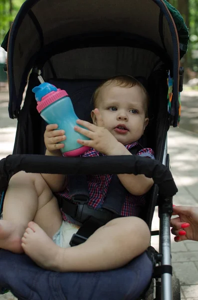 小宝贝男孩正在喝水从瓶子里 — 图库照片