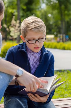 Genç adam genç bir kitap okumak için yardım