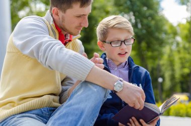 Genç adam genç bir kitap okumak için yardım