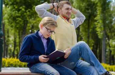 Genç adam genç bir kitap okumak için yardım