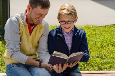 Genç adam genç bir kitap okumak için yardım