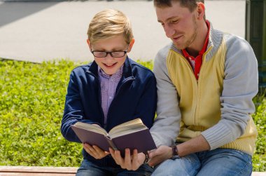 Genç adam genç bir kitap okumak için yardım