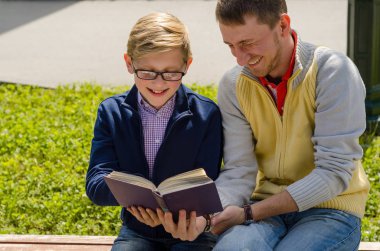 Genç adam genç bir kitap okumak için yardım