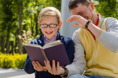 Genç adam genç bir kitap okumak için yardım