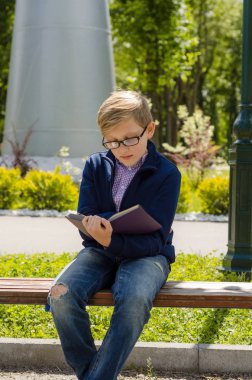 Genç bir kitap okuyor