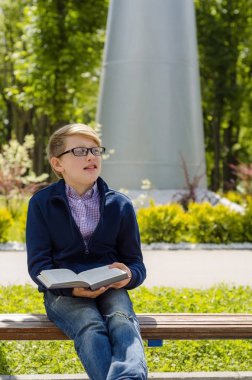 Genç bir kitap okuyor