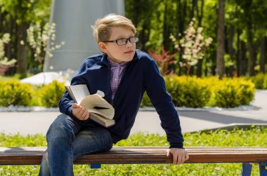 Genç bir kitap okuyor