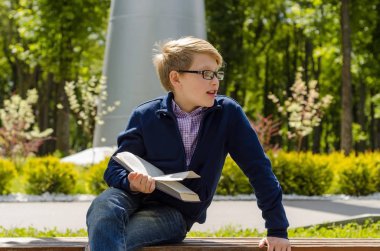 Genç bir kitap okuyor