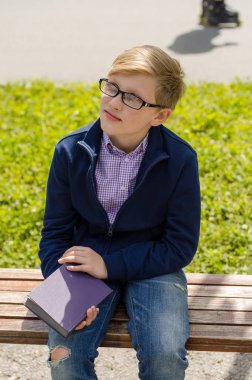 Genç bir kitap okuyor