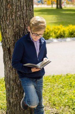 Genç bir kitap okuyor