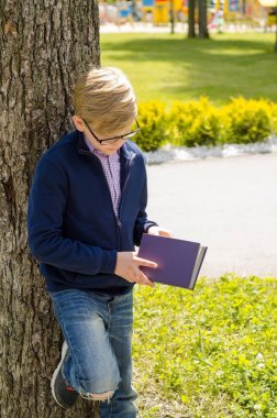 Genç bir kitap okuyor