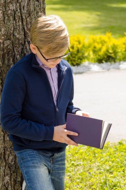 Genç bir kitap okuyor