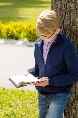 Genç bir kitap okuyor