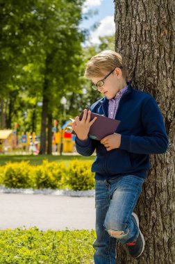 Genç bir kitap okuyor