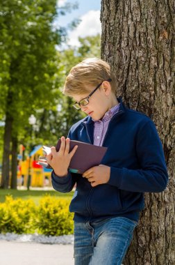 Genç bir kitap okuyor