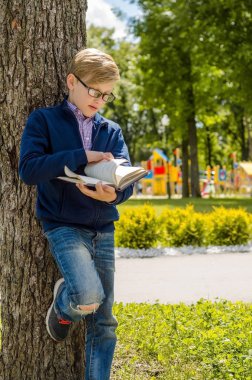 Genç bir kitap okuyor