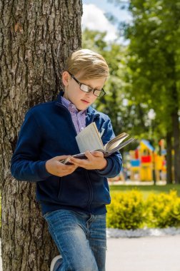 Genç bir kitap okuyor